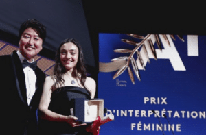 Merve Dizdar ve ödülü